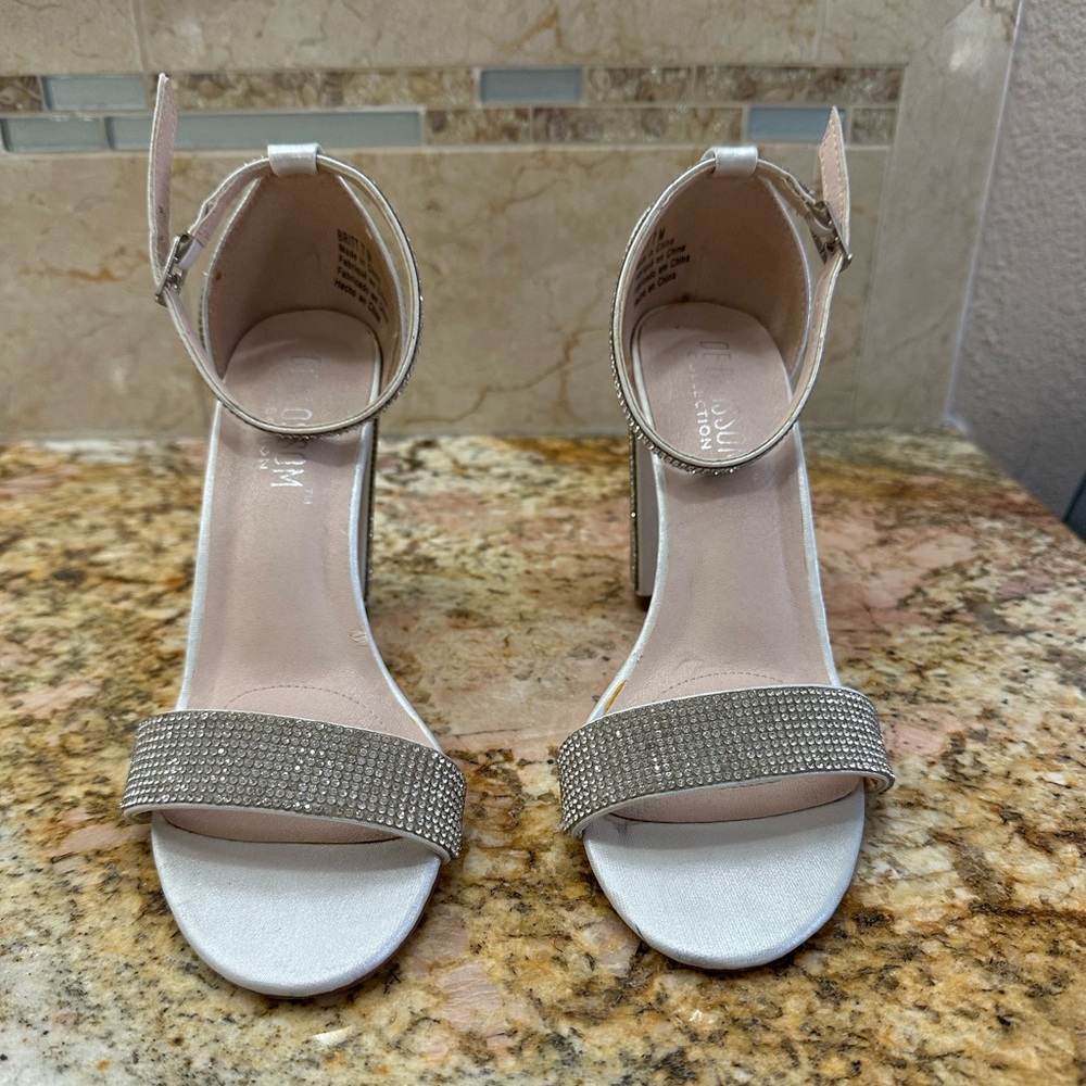 Gorgeous silver wedding shoes size 7